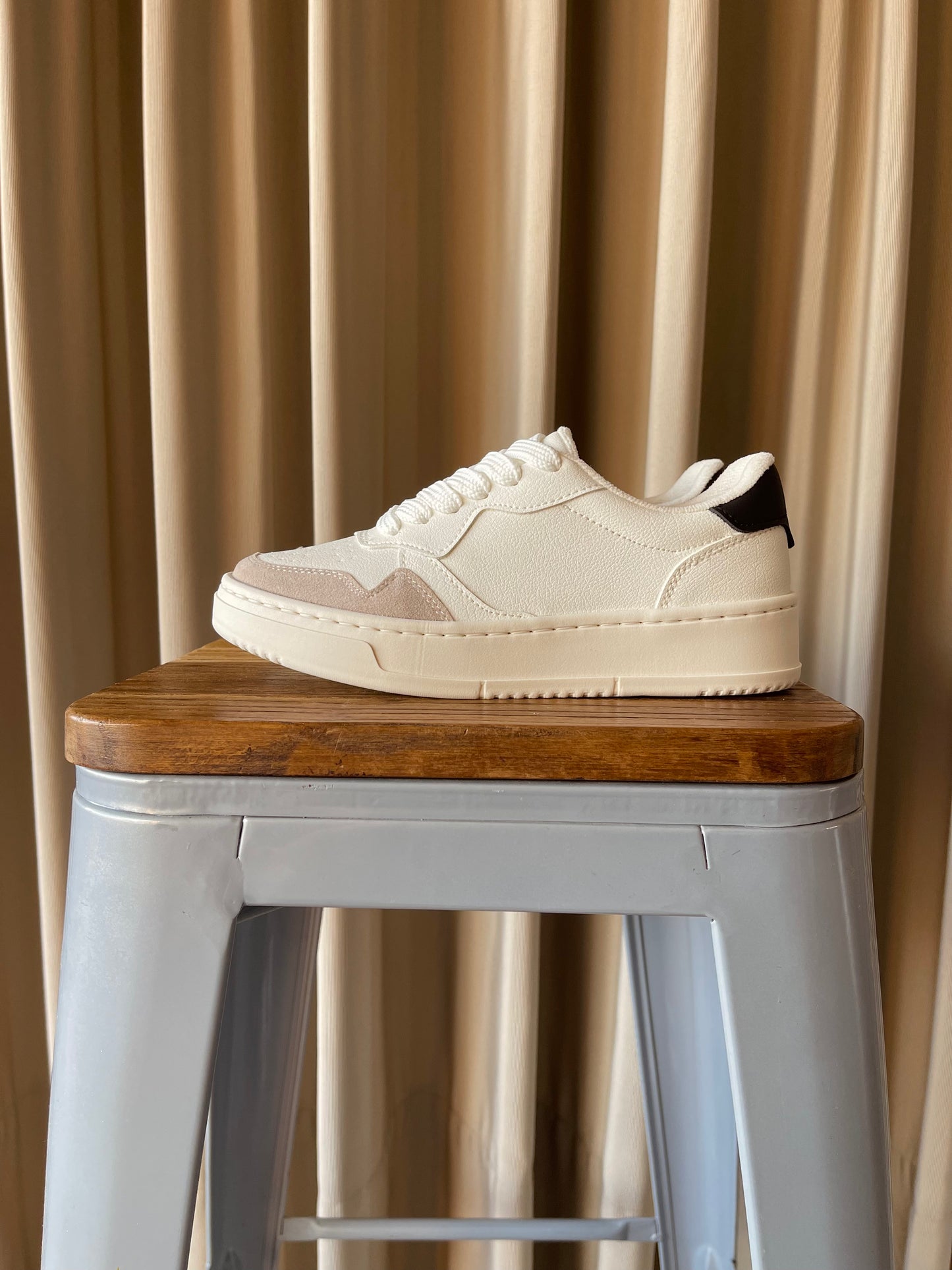 TENIS AU2512 MARFIL X TIERRA X NEGRO