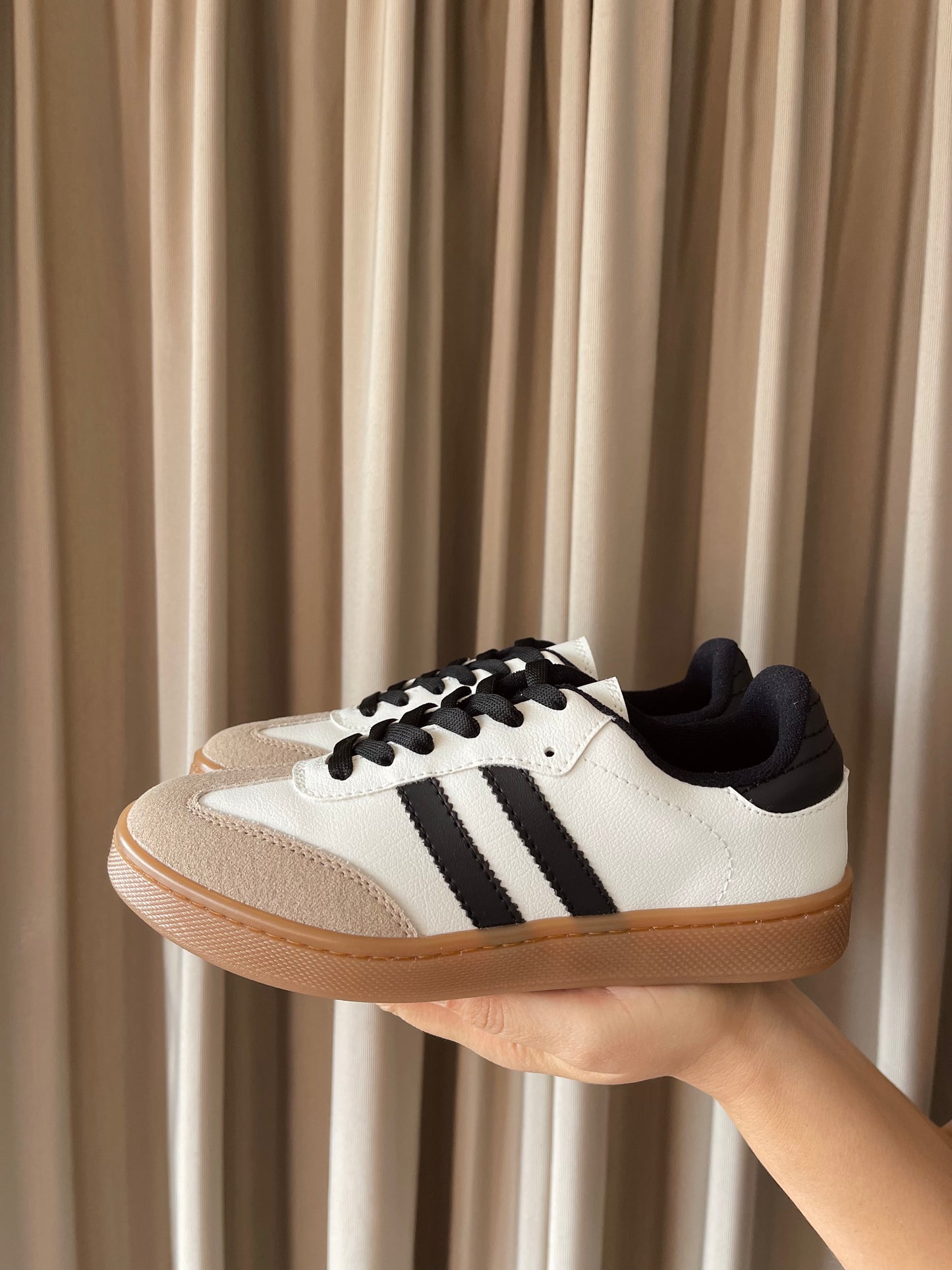 TENIS S2511 CL MARFIL X NEGRO X COCOA (cordones negros)