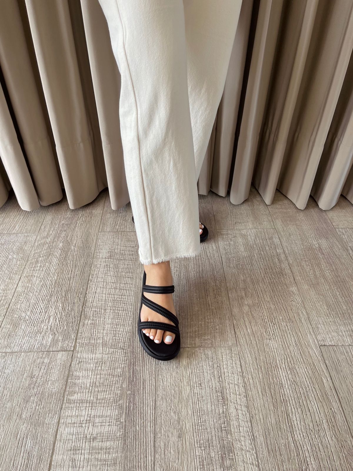 PLATAFORMA BENI 4CMS NEGRO