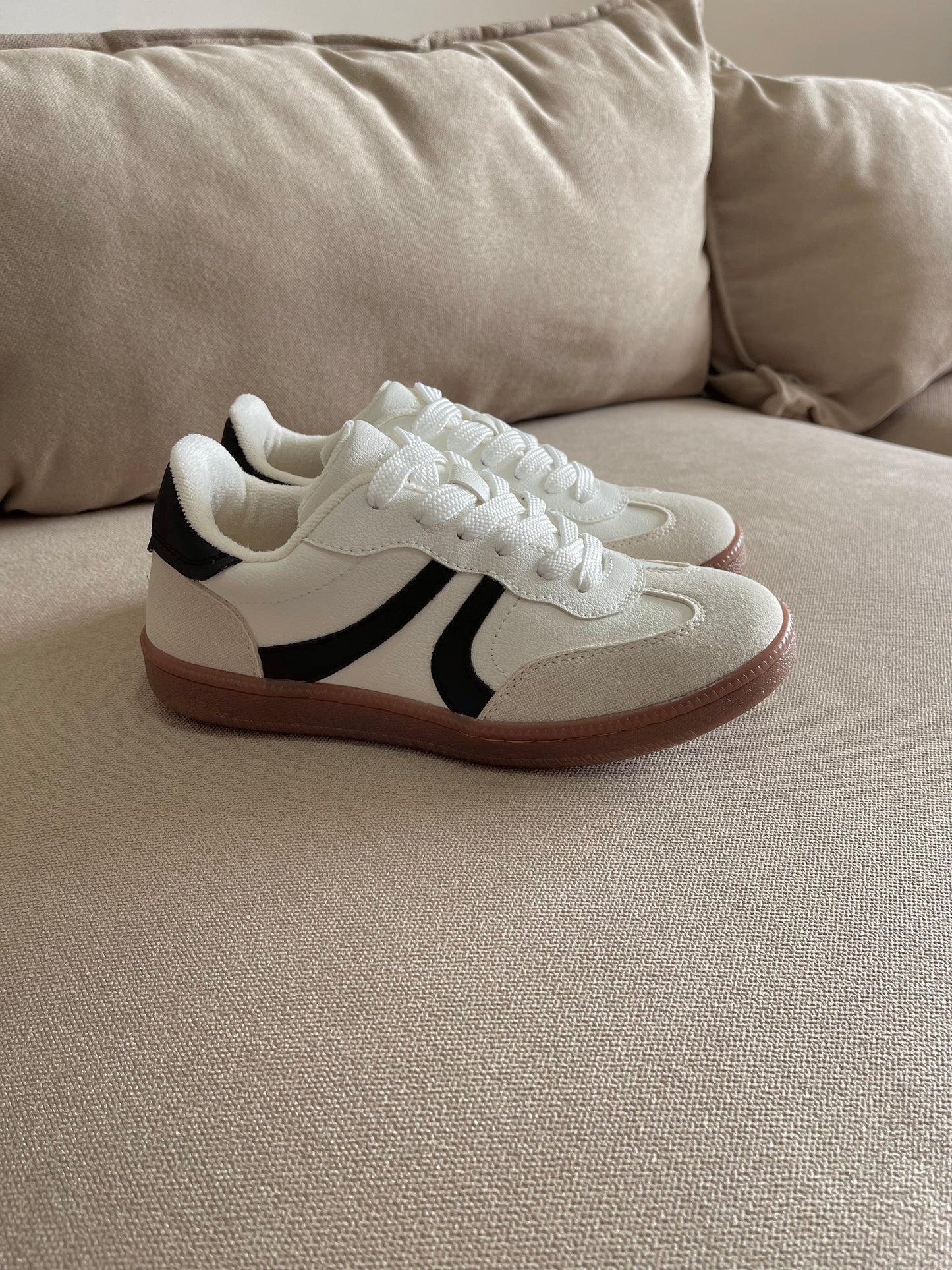 TENIS BALI MARFIL x NEGRO 2CM - ✩‧₊˚plantilla memory confort 🧽