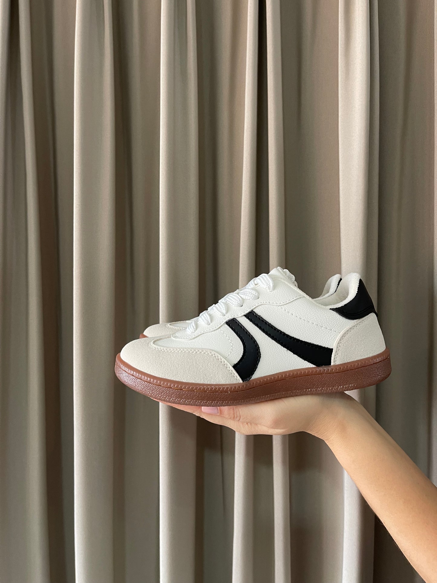 TENIS BALI MARFIL x NEGRO 2CM - ✩‧₊˚plantilla memory confort 🧽