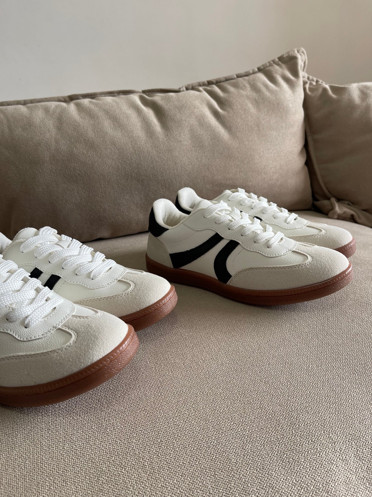 TENIS BALI MARFIL x NEGRO 2CM - ✩‧₊˚plantilla memory confort 🧽