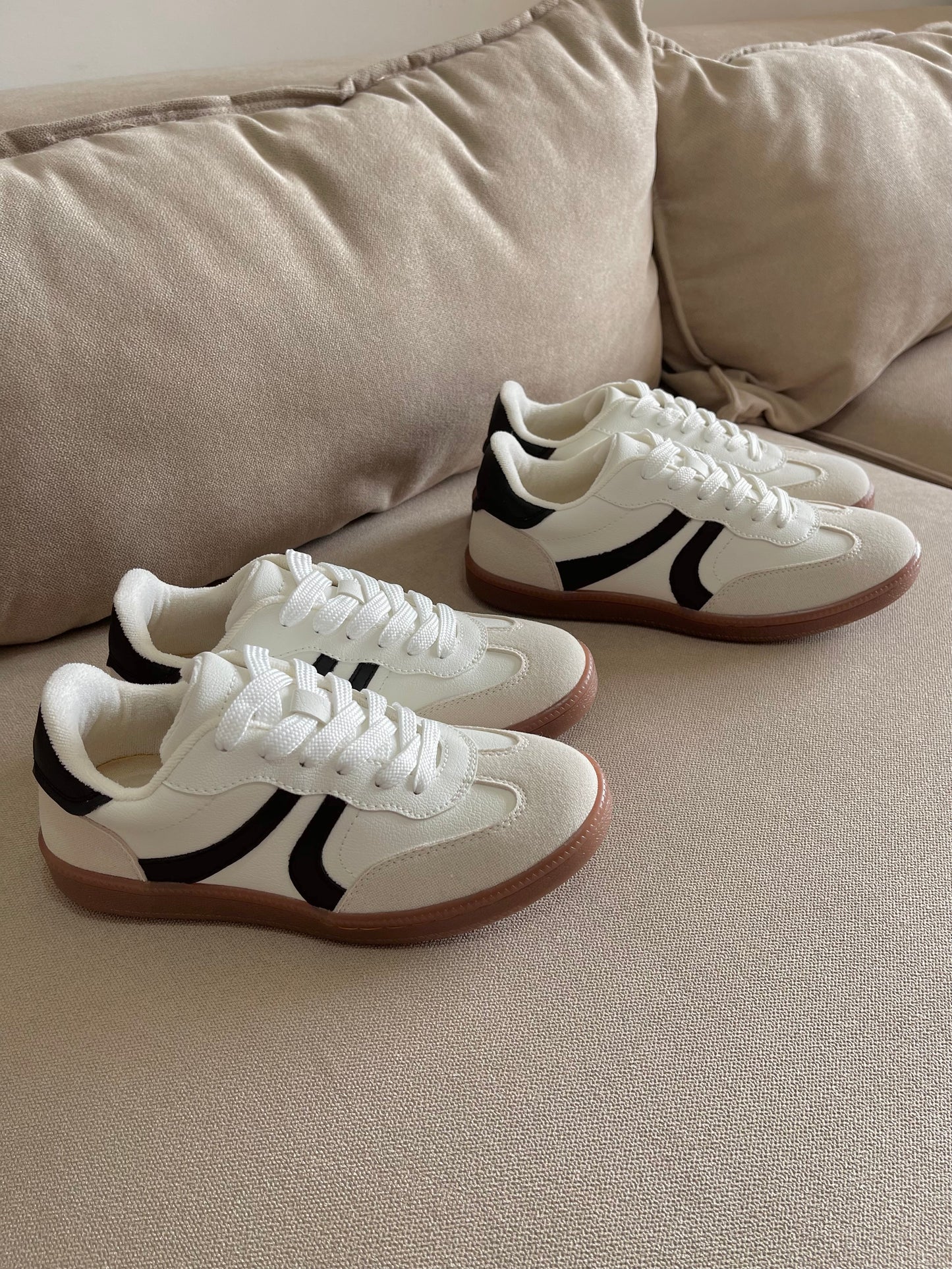 TENIS BALI MARFIL x NEGRO 2CM - ✩‧₊˚plantilla memory confort 🧽