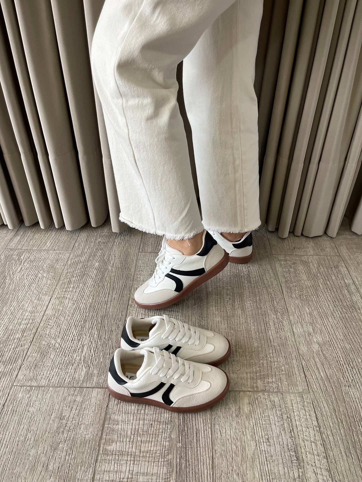 TENIS BALI MARFIL x NEGRO 2CM - ✩‧₊˚plantilla memory confort 🧽