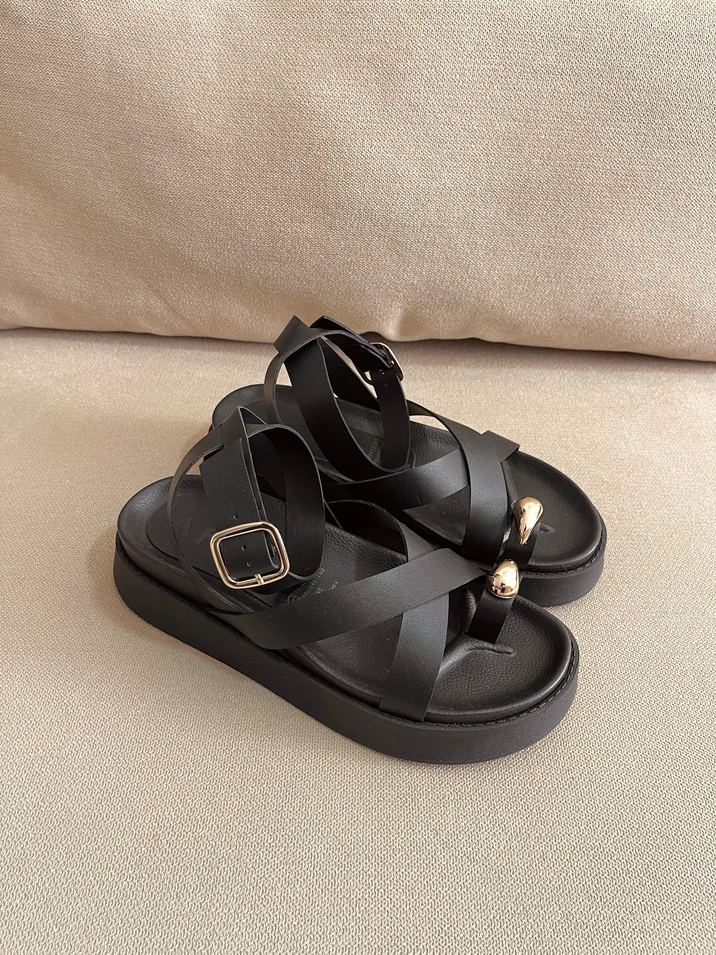 PLATAFORMA MALAVI 4.5CM NEGRO APLIQUE COLOR ORO