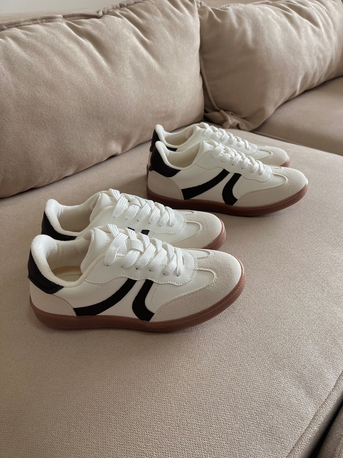 TENIS BALI MARFIL x NEGRO 2CM - ✩‧₊˚plantilla memory confort 🧽