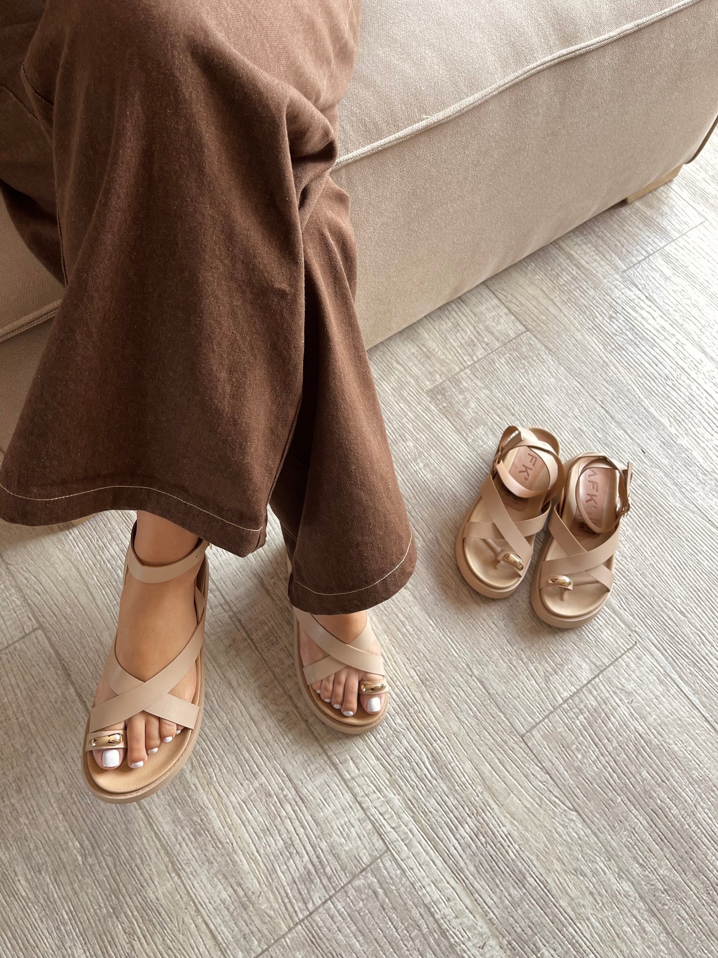 PLATAFORMA MALAVI 4.5CM ARENA APLIQUE COLOR ORO