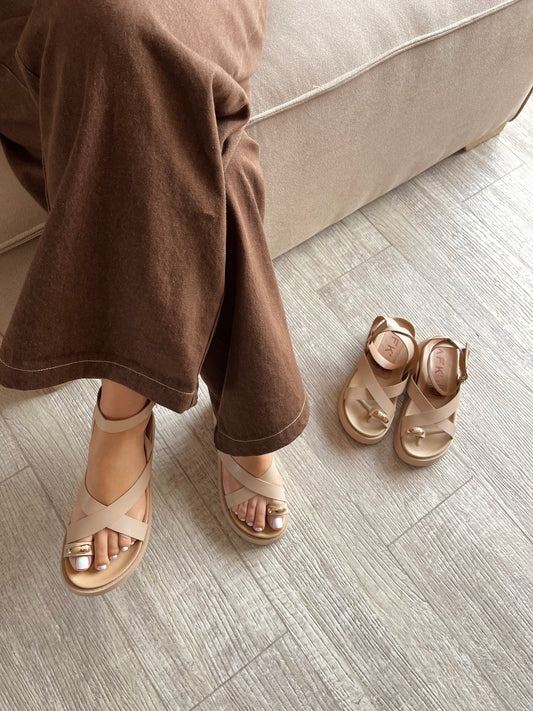 PLATAFORMA MALAVI 4.5CM ARENA APLIQUE COLOR ORO