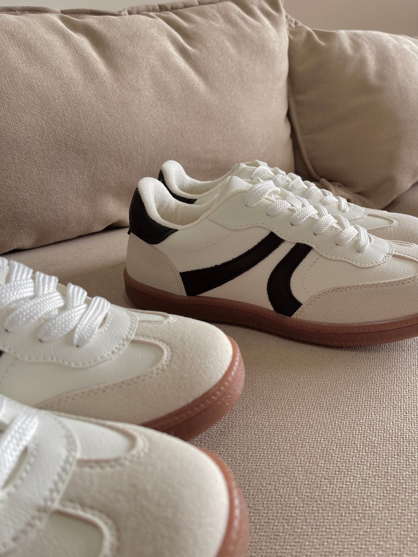 TENIS BALI MARFIL x NEGRO 2CM - ✩‧₊˚plantilla memory confort 🧽