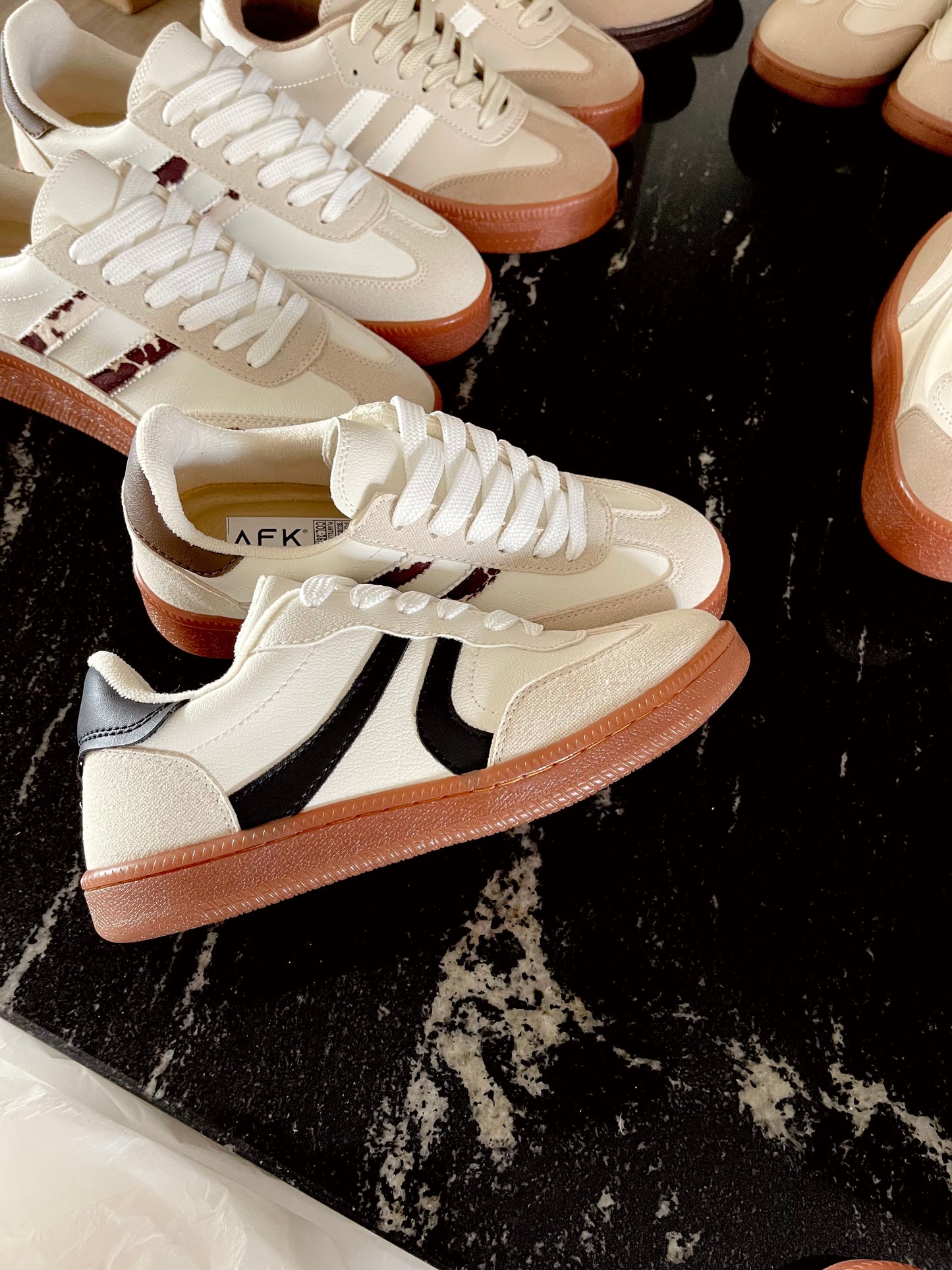 TENIS BALI MARFIL x NEGRO 2CM - ✩‧₊˚plantilla memory confort 🧽