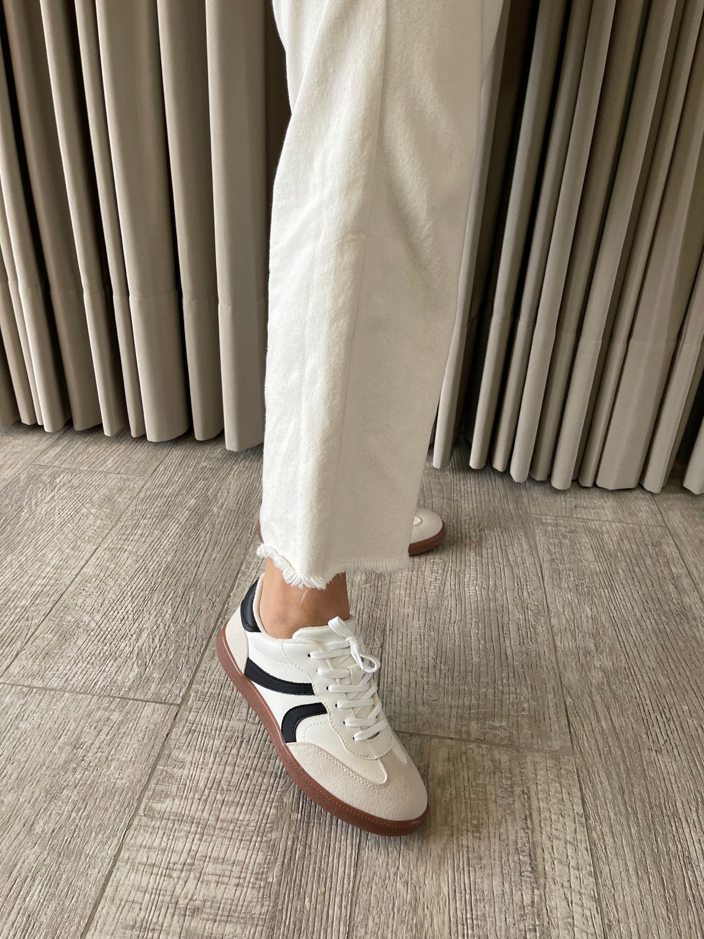 TENIS BALI MARFIL x NEGRO 2CM - ✩‧₊˚plantilla memory confort 🧽