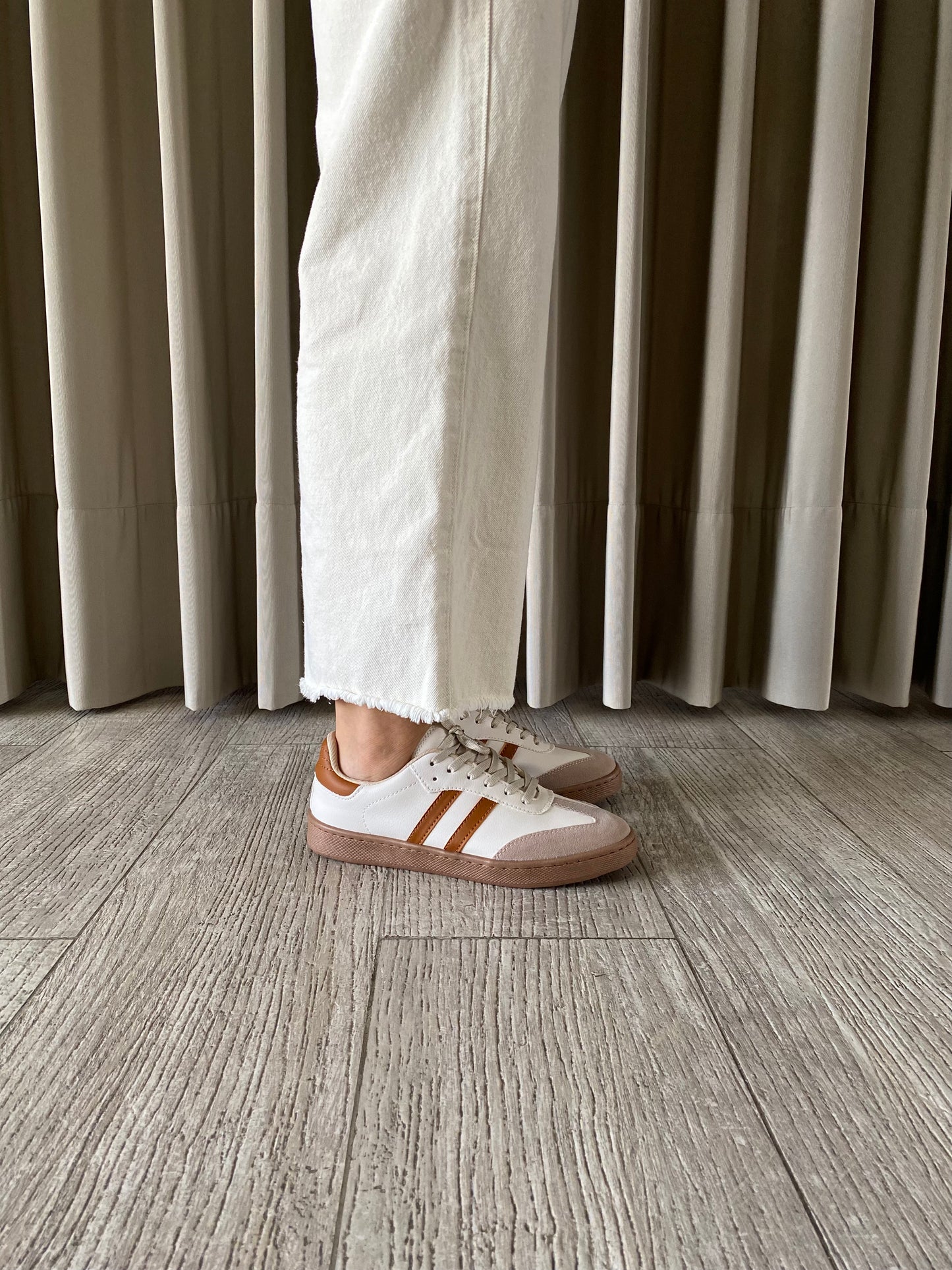 TENIS BEIGE - LINEAS MIEL