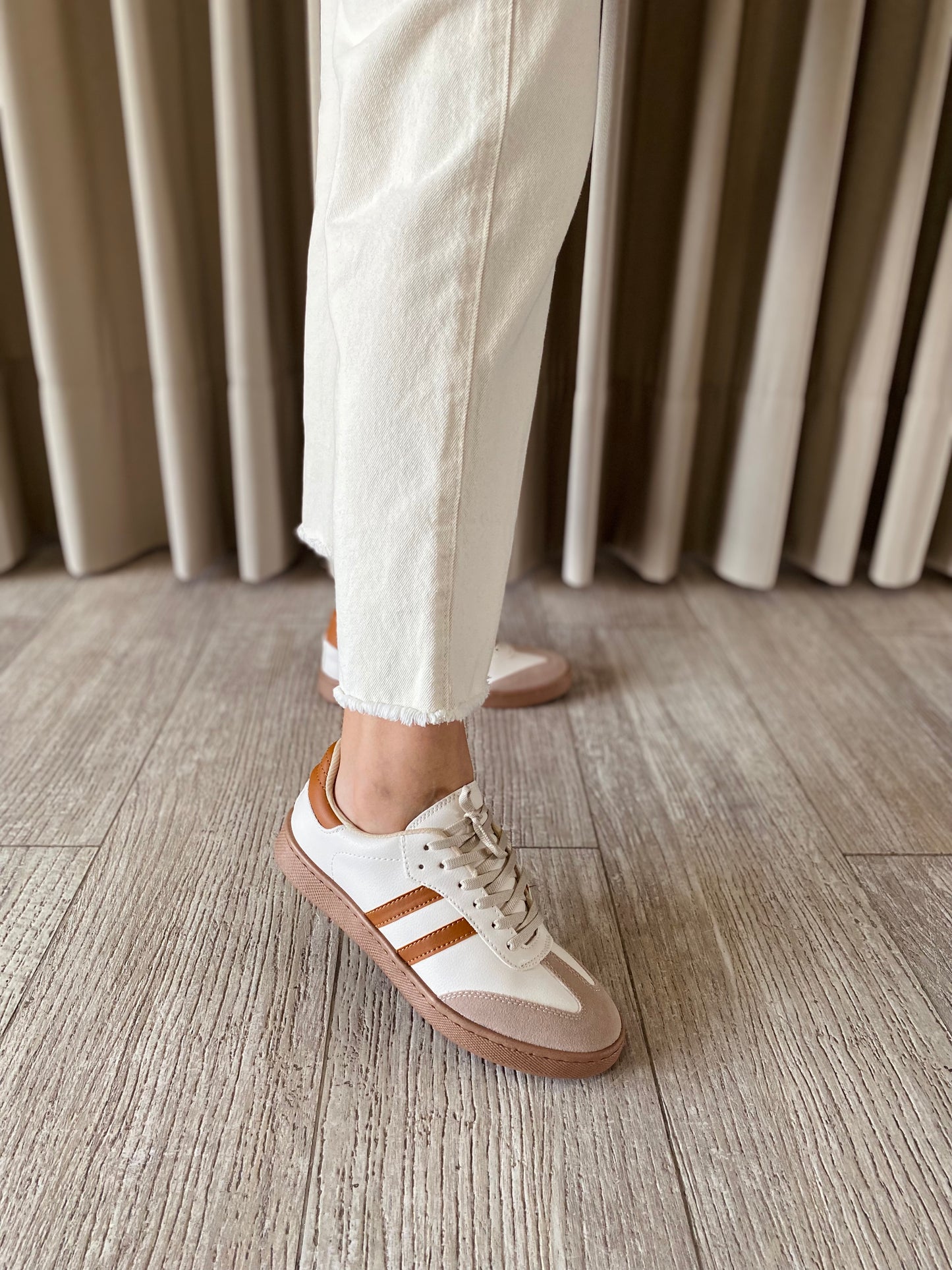 TENIS BEIGE - LINEAS MIEL