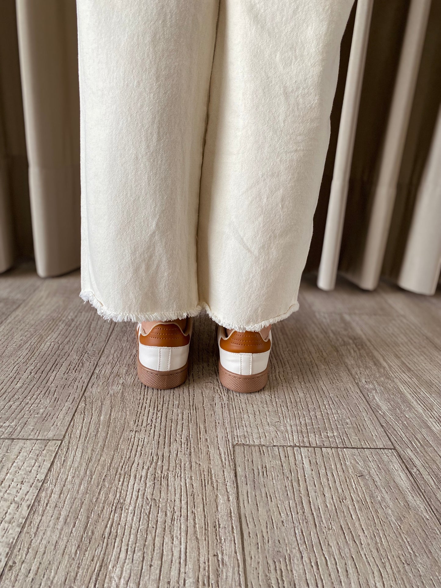 TENIS BEIGE - LINEAS MIEL